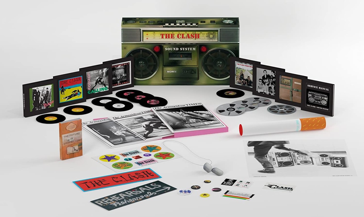 CD BOX , THE CLASH , SOUND SYSTEM, 11 CDS REMASTERIZADOS, 1 DVD + POSTER+ LIVRO+ FOTOS+ ADESIVOS ETC
